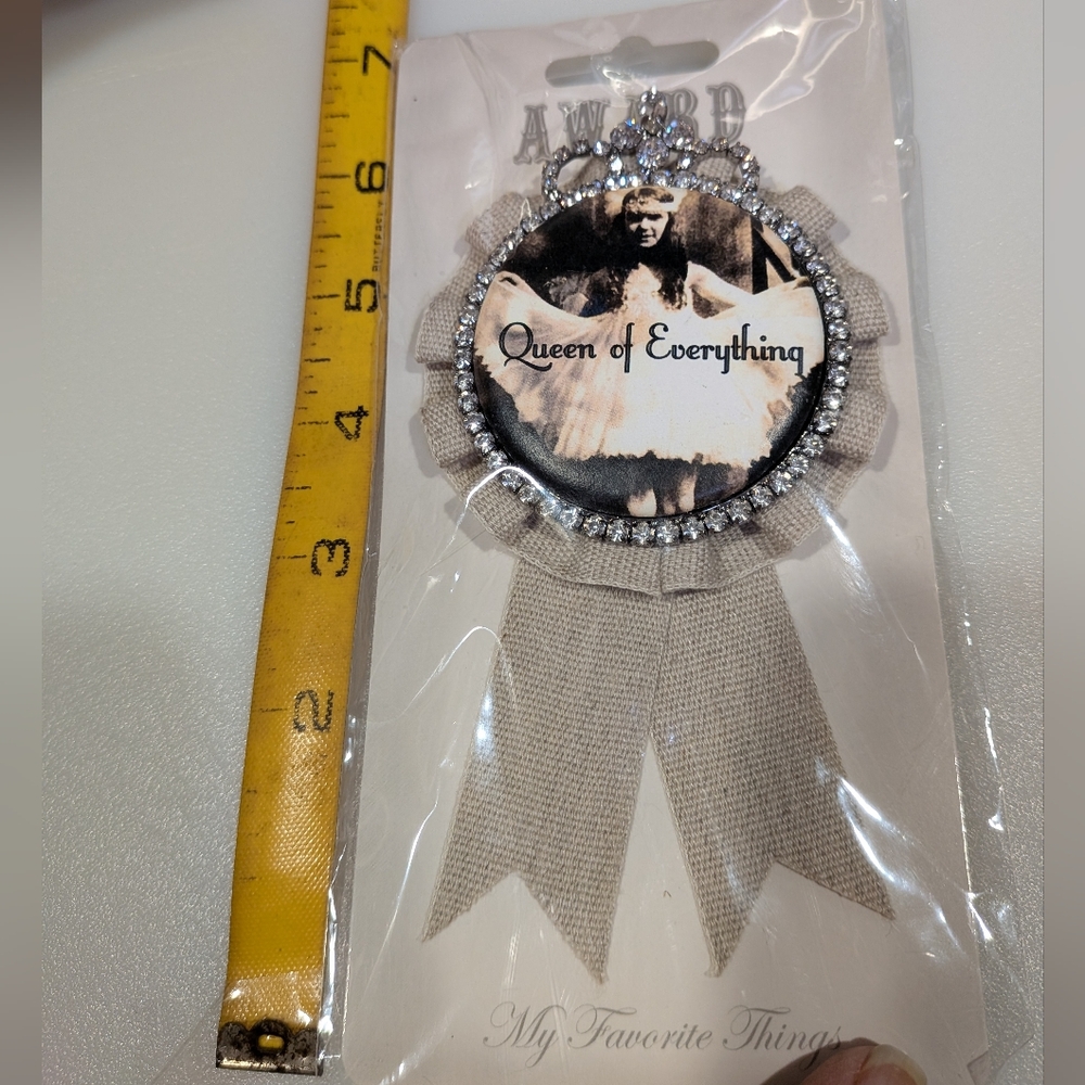 Queen Of Everything Pin/Brooch Ribbon New In Package - Picture 5 of 8